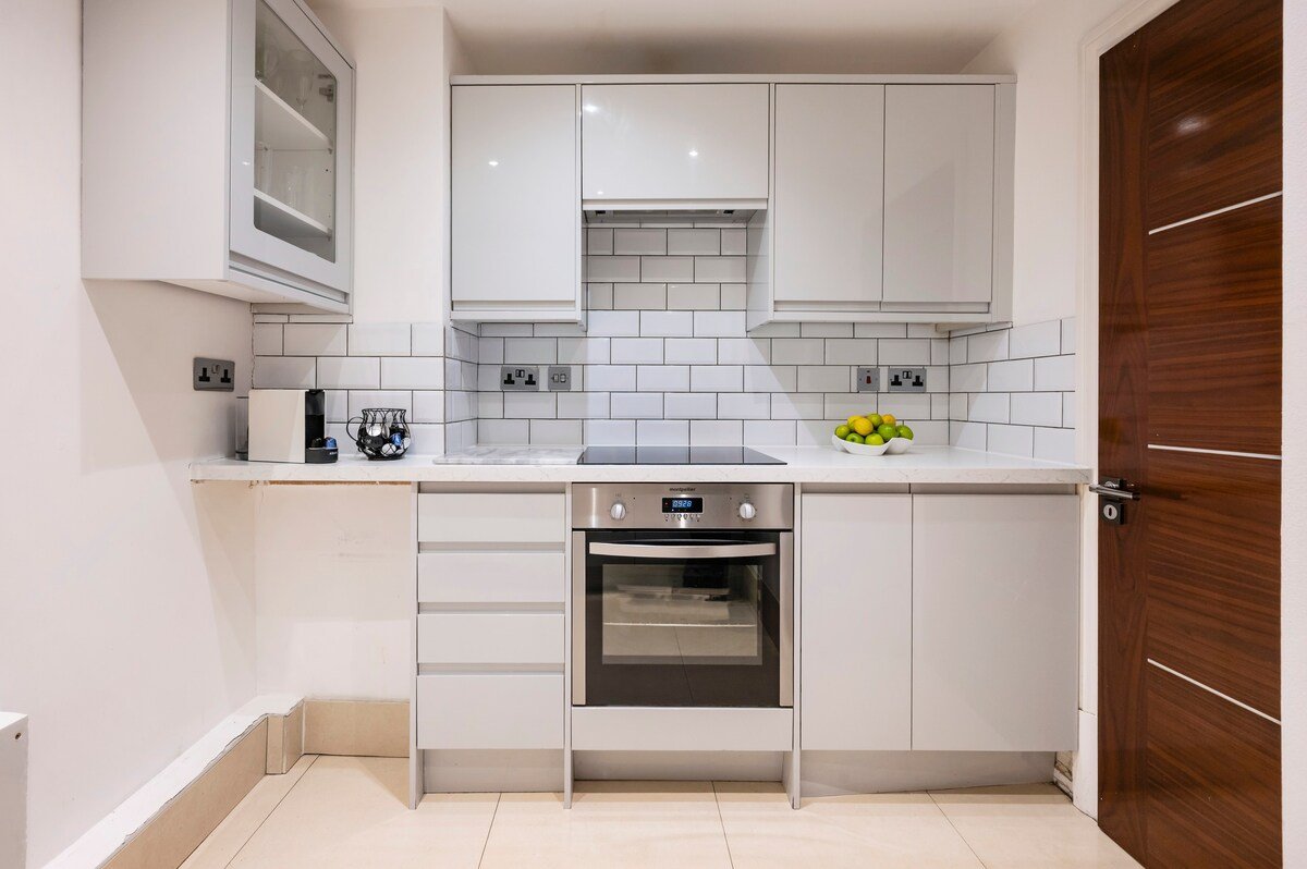 2Bed 2Bath Contemporary Victorian Apartment London gallery image 5