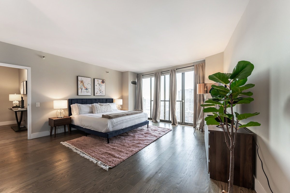 Dtown Penthouse 3bd VIEWS+Parking +Gym+Pool gallery image 4