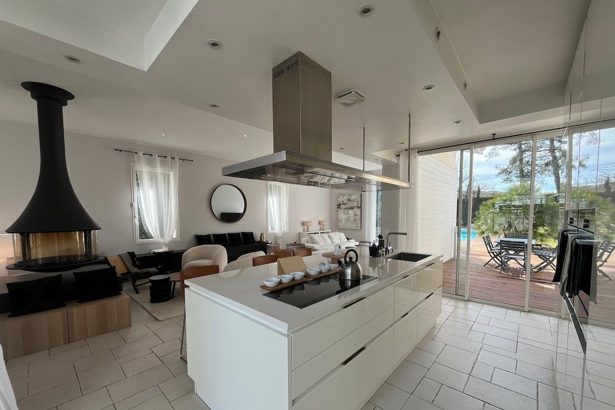 La Rêverie – Family house 12pax – Great fireplace gallery image 4