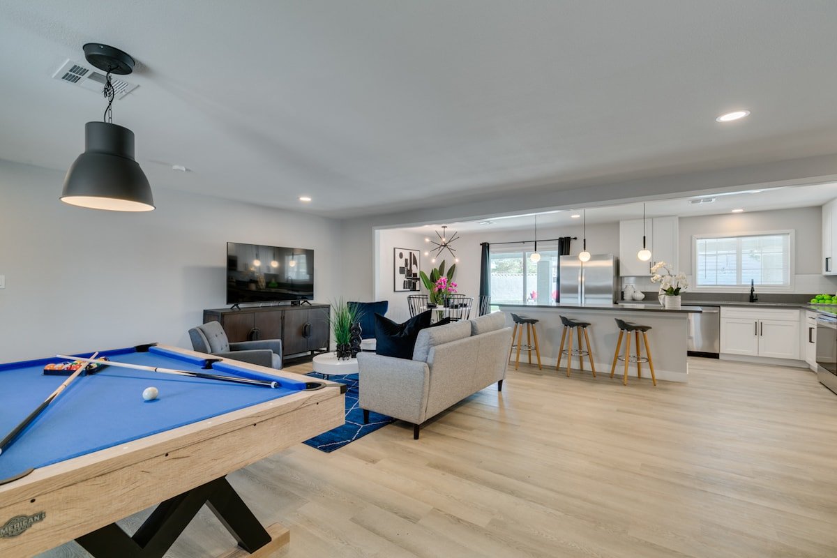 Lovely 5B/3B Home with Pool– Las Vegas Retreat gallery image 5