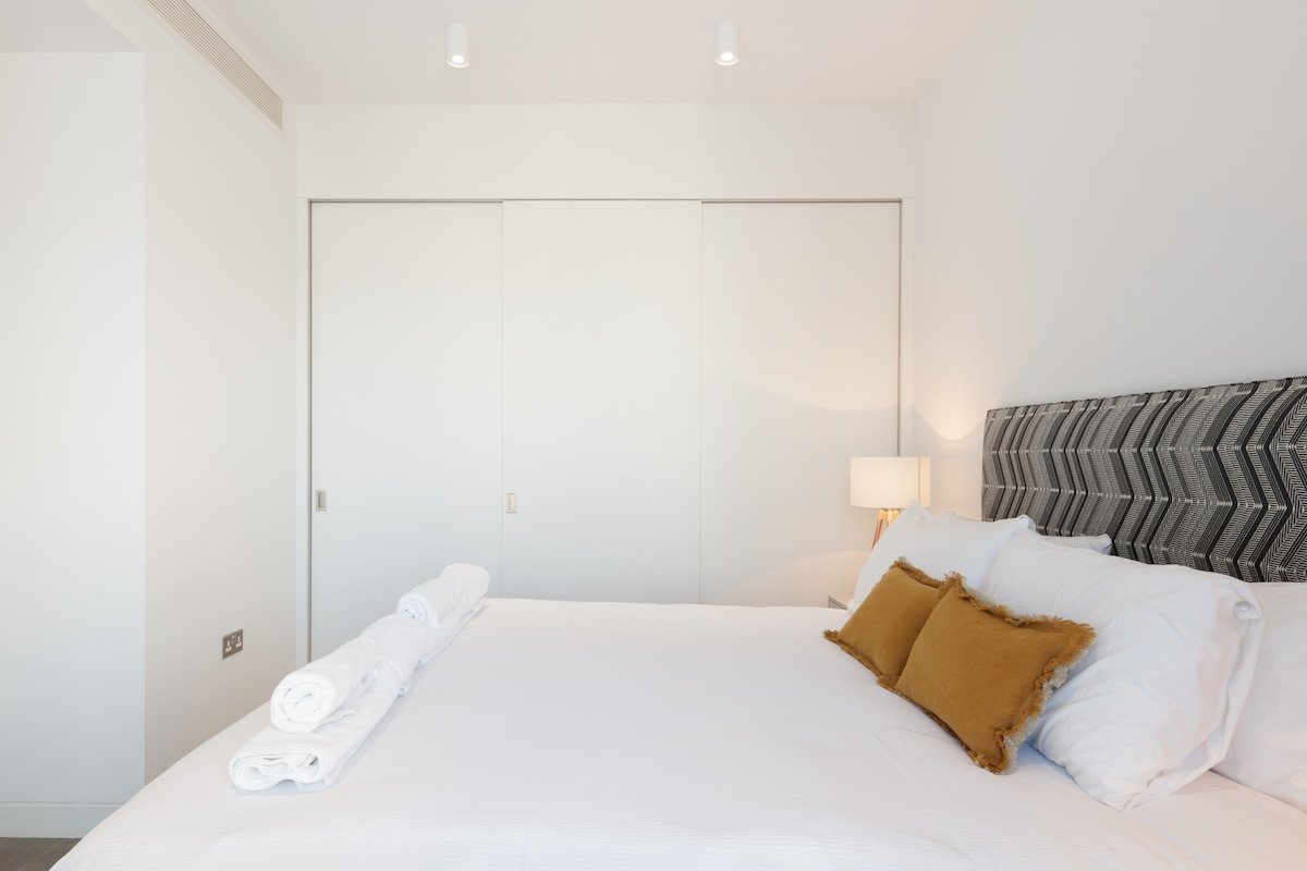 Urban Minimalist Apartment with Private Balcony gallery image 3