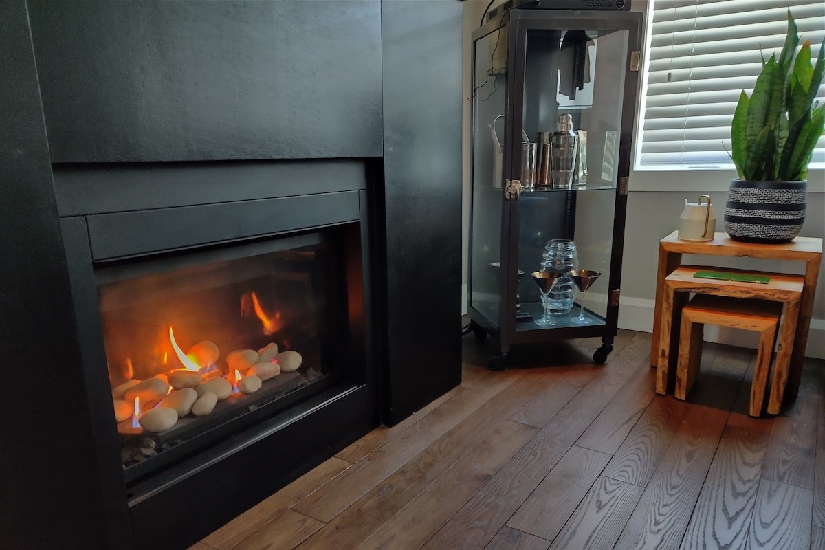 Breathtaking Hot Tub Oasis 9 Guest 4BR 3WR Firepl gallery image 4