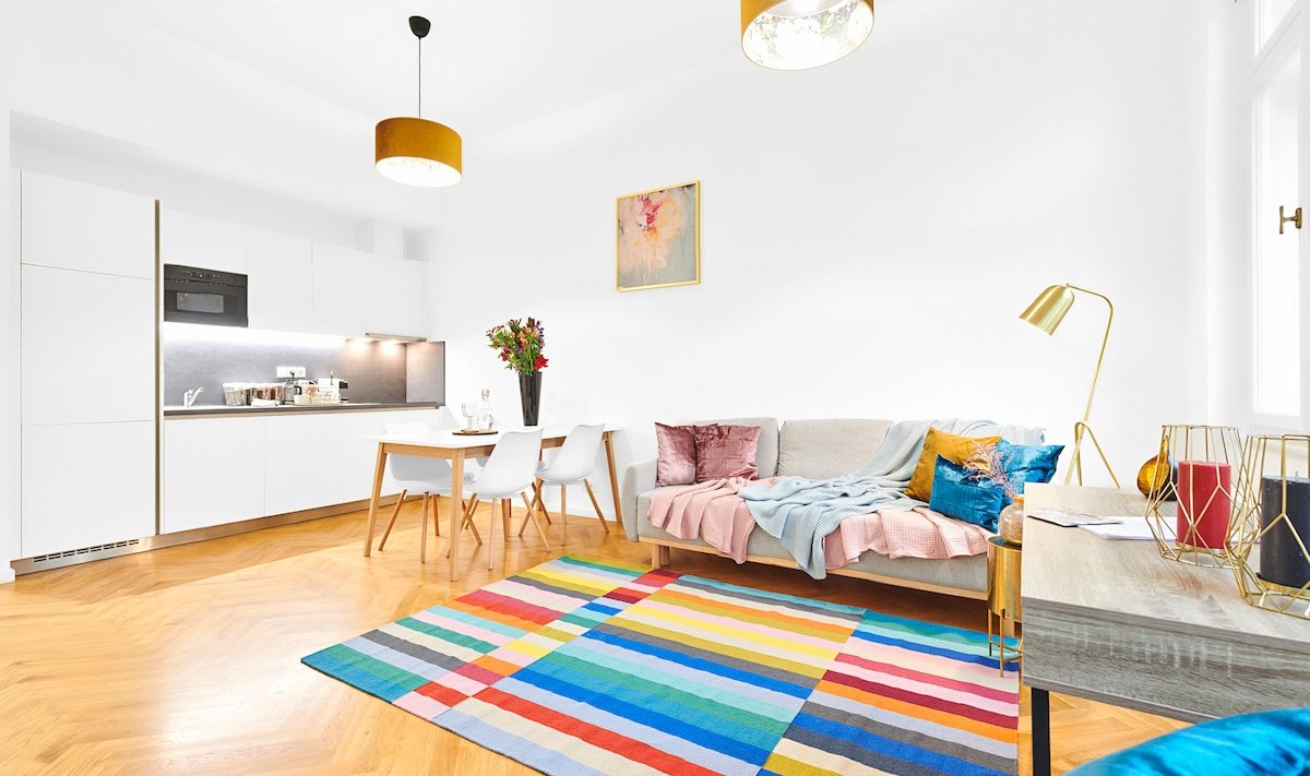 Bright Old Town 2-bedroom Apartment w/ balcony 3H gallery image 2