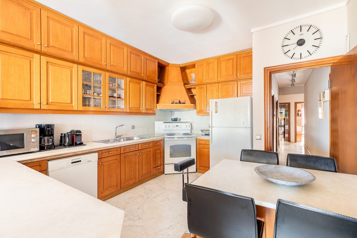 City Moon: Seafront 3-Bedroom Apt by halu! gallery image 4