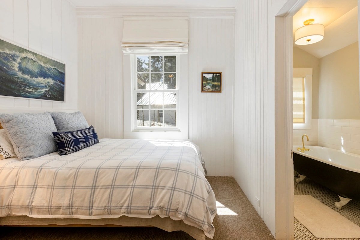 Belleview Lakefront- Hot Tub, Pier, Buoy gallery image 2