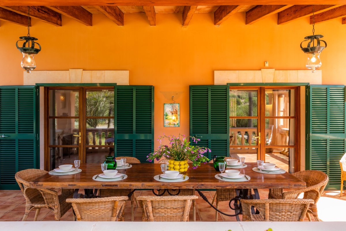 Stylish Country Villa with huge Pool Flower Garden