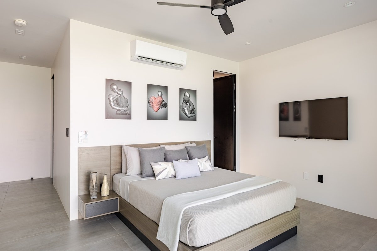 NEW Liquid Beach Estate 2 Villas / 4 Pools / 10bed gallery image 3