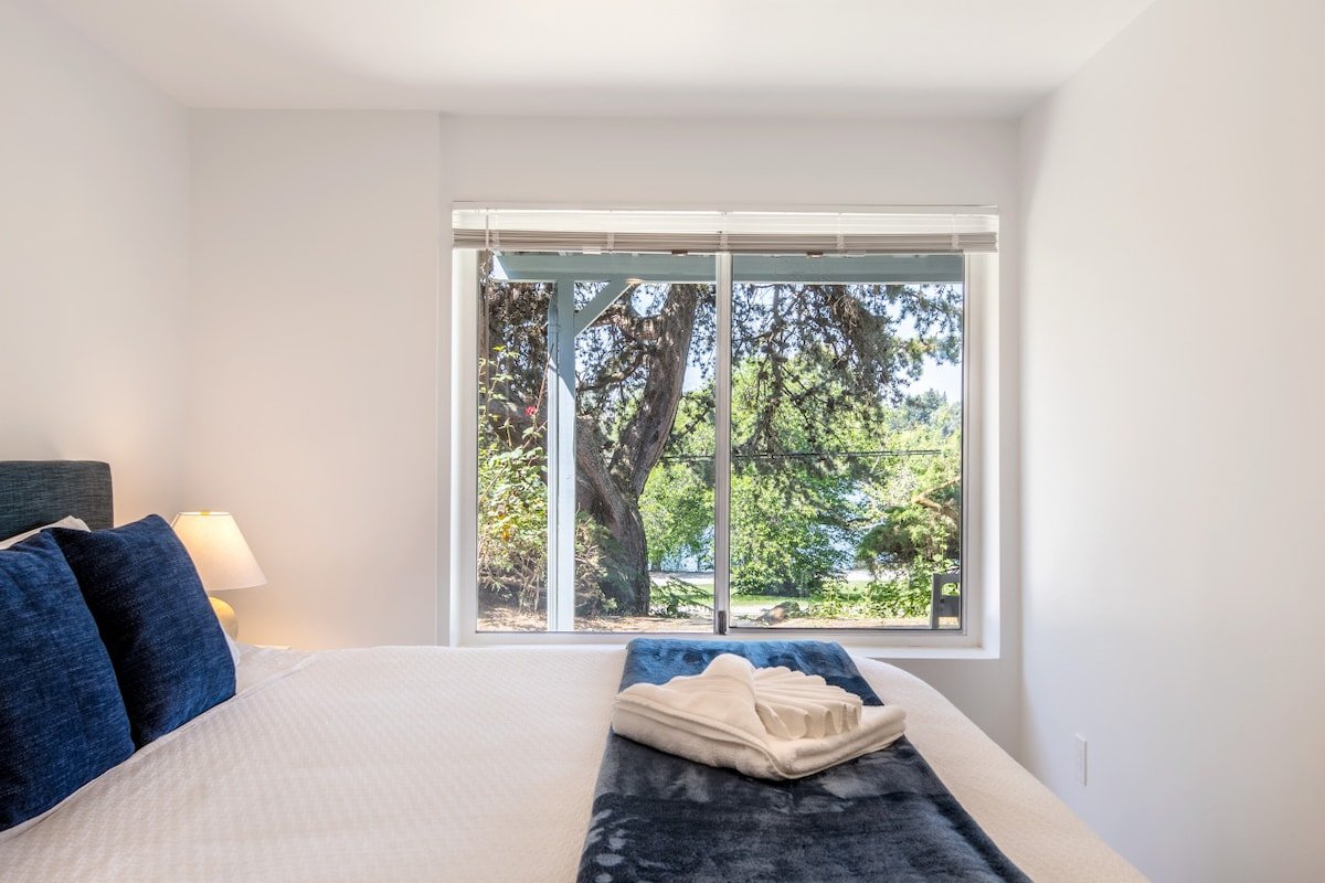 6b4b Newly Remodeled Home w/ Green Lake View gallery image 4