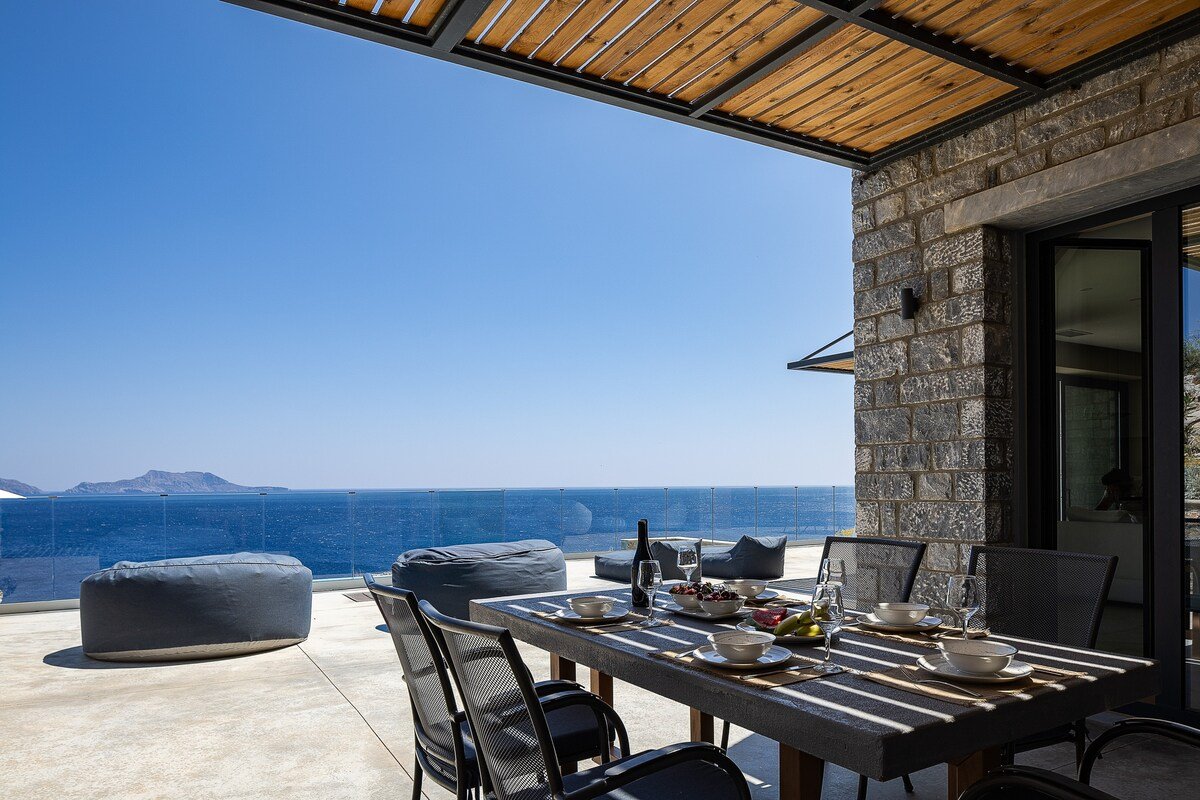 Seafront luxury villa,infinity pool & devine views gallery image 5