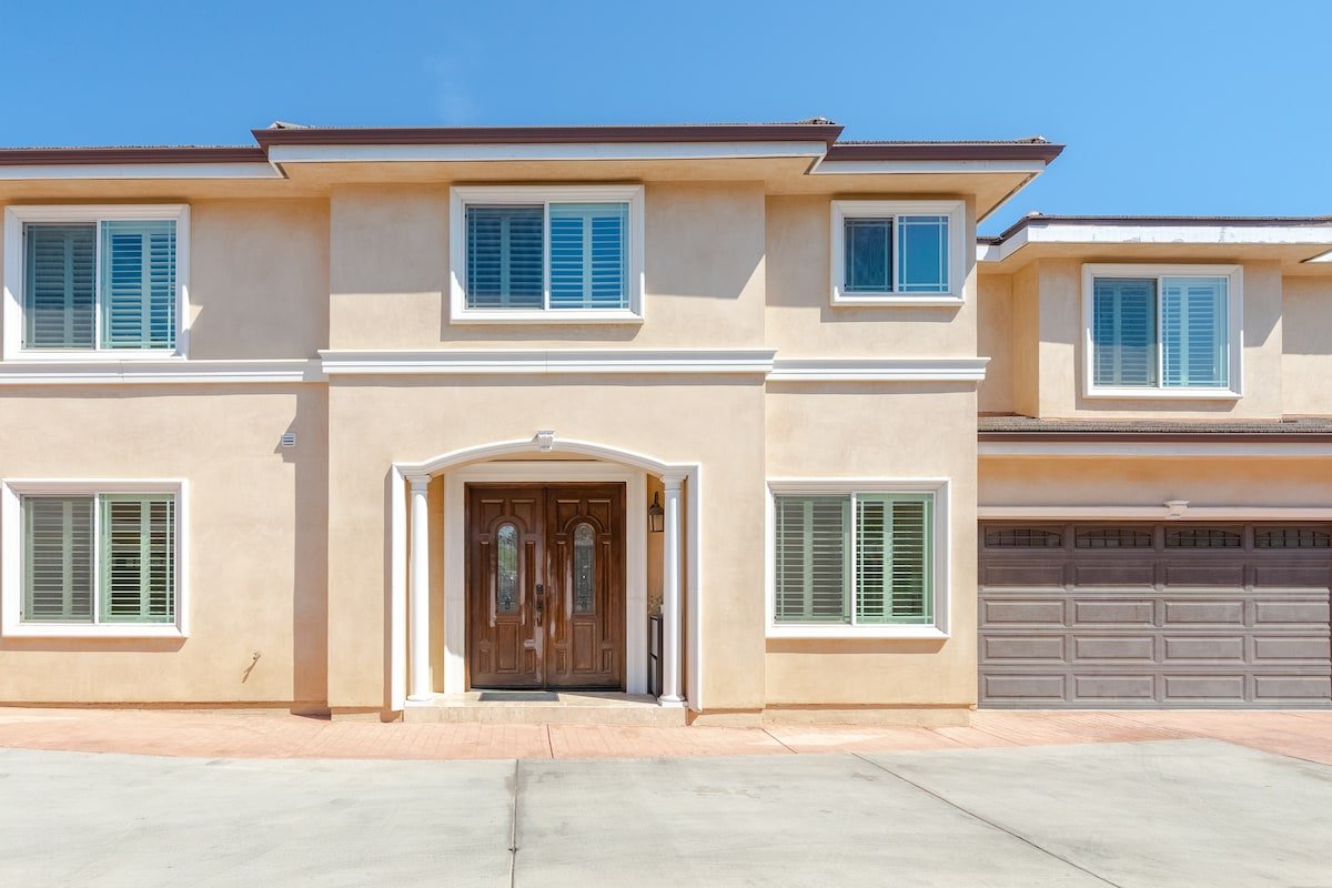 40 ppl 2 houses 13 Bedrooms btw Disney Hollywd gallery image 3