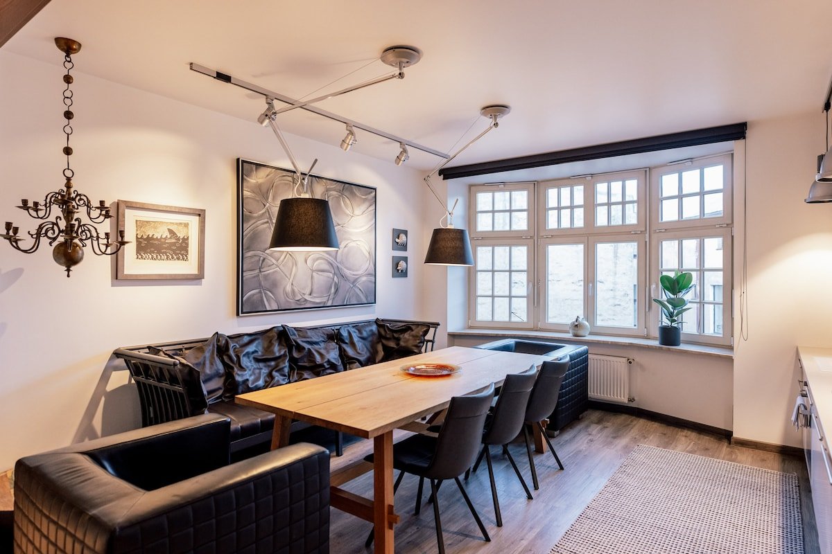 Art House apt. w/ three bedrooms gallery image 2