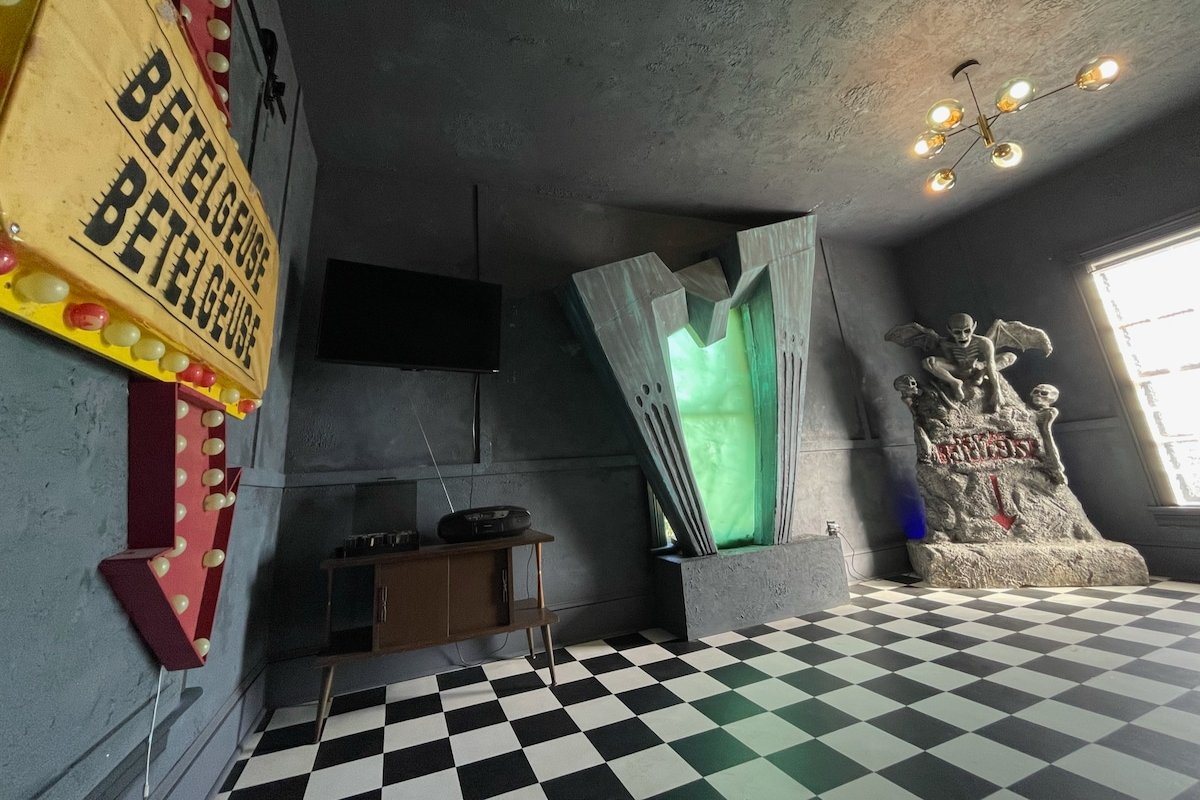 The Moonlight Manor – 5 bedroom themed hideaway gallery image 2