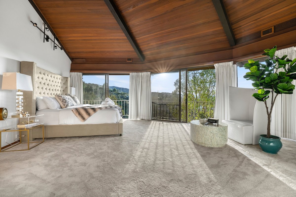 Unique Lewis-Loughrey Masterpiece w/ Surreal Views gallery image 5