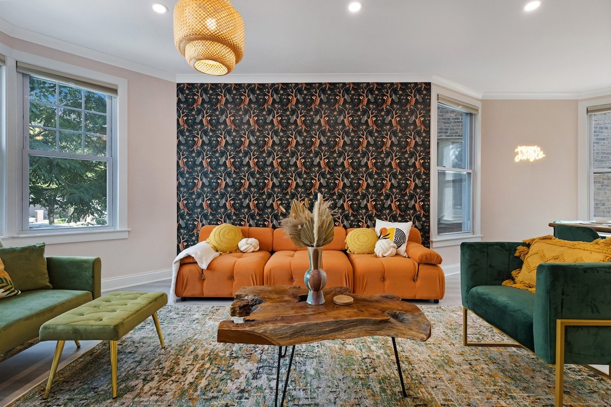 Fun Christmas Retreat, Walk to Wrigley Winterland! gallery image 4