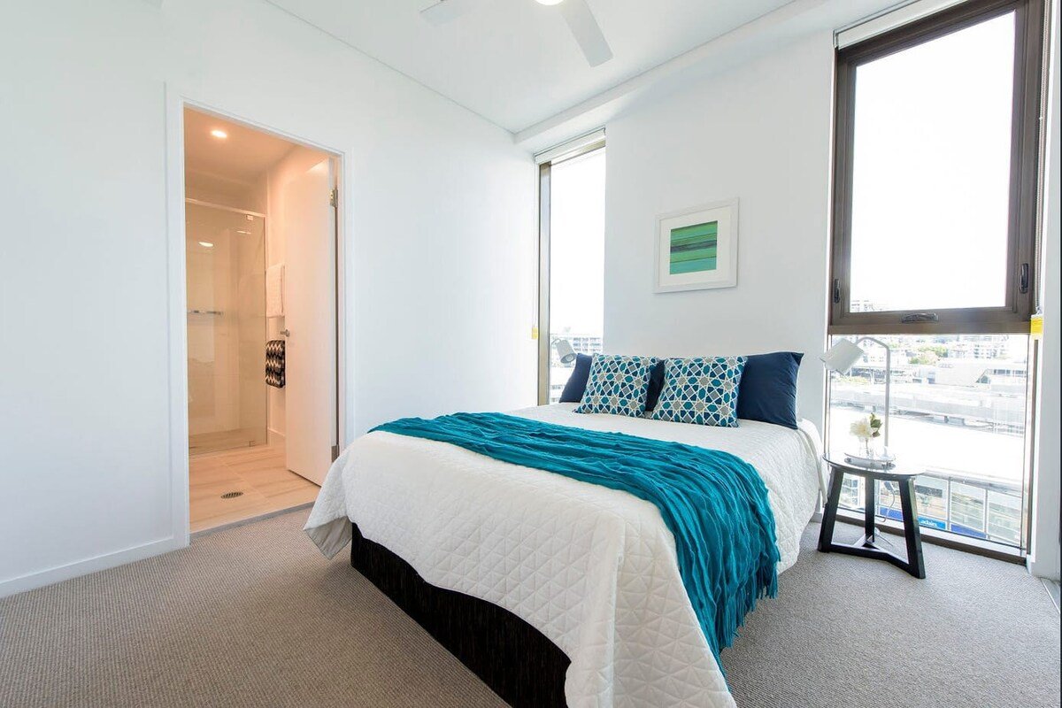 4BR Food&Drink Hub | Pool | 3 cars | Gym | Rooftop gallery image 5