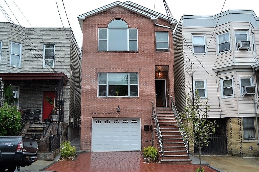 Spacious 4BR home 30 mins* from NY! Parking avail! gallery image 3