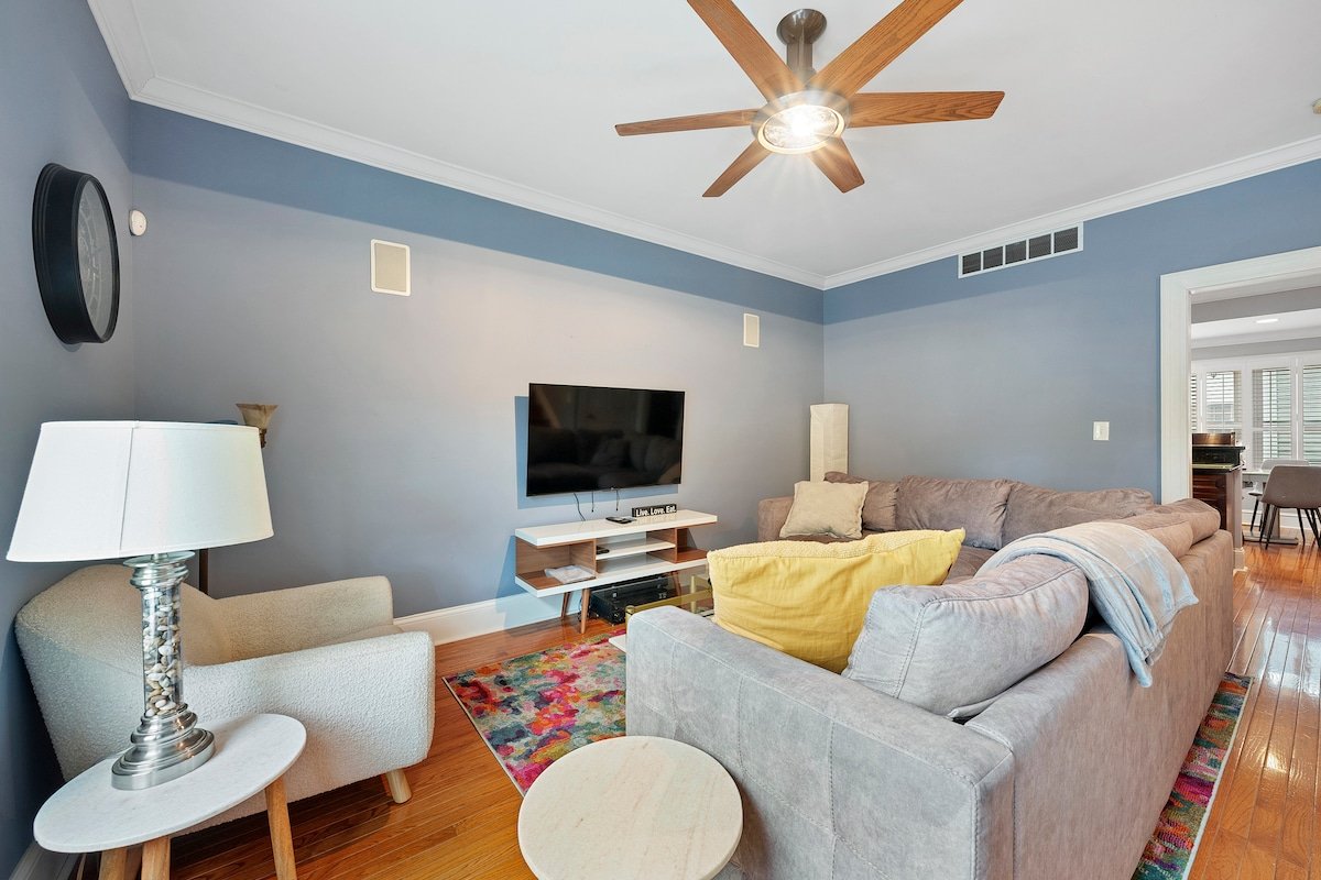 Very Spacious 14 Bed/3.5Bath home-Perfect location gallery image 3