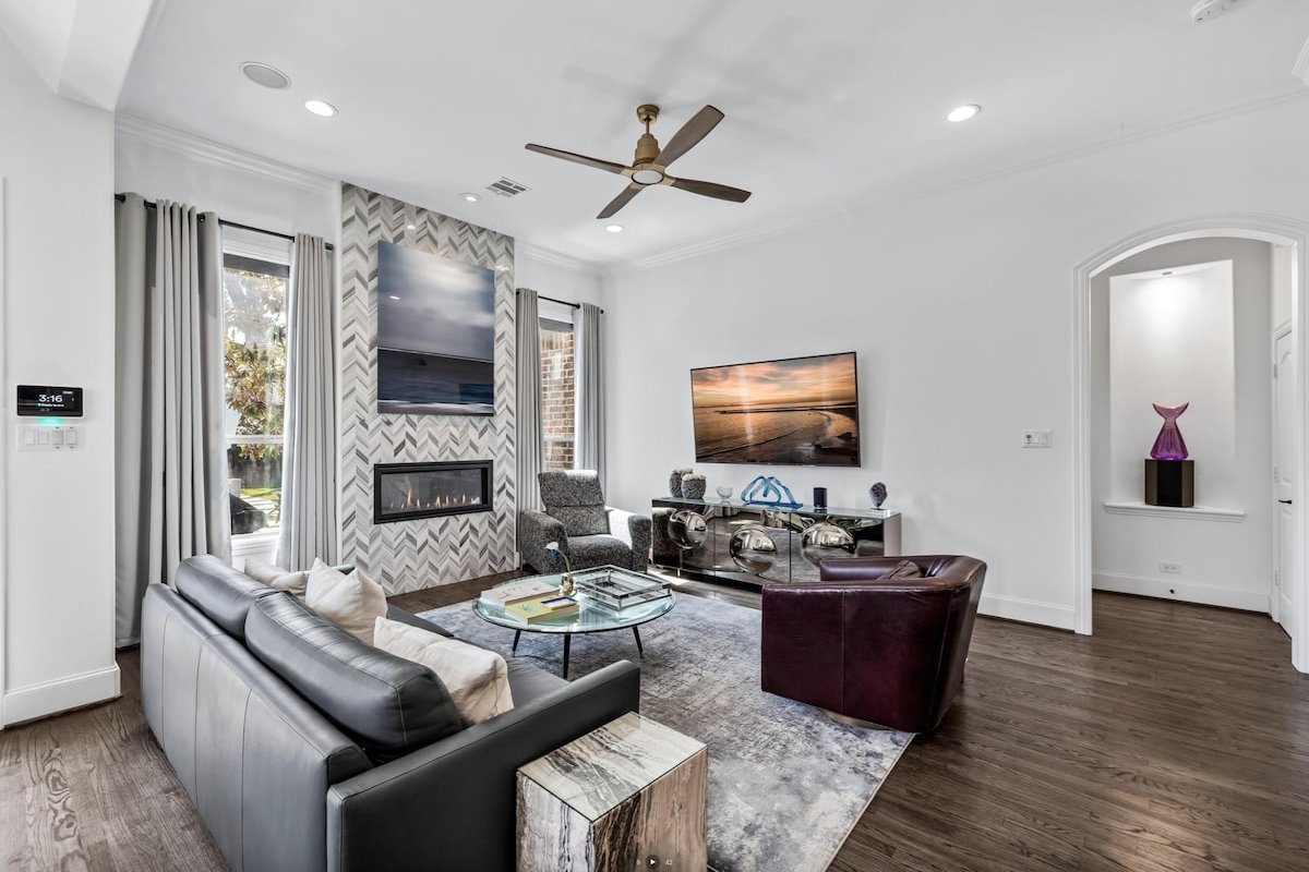 The Lux gallery image 3