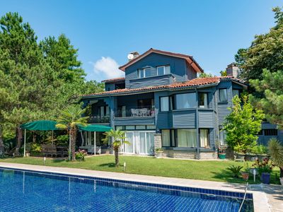 Private 500 m2 villa in 5 arce land