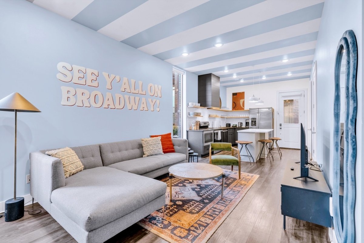 New Music Row Manor w/12 Beds! 7 Mins to Broadway