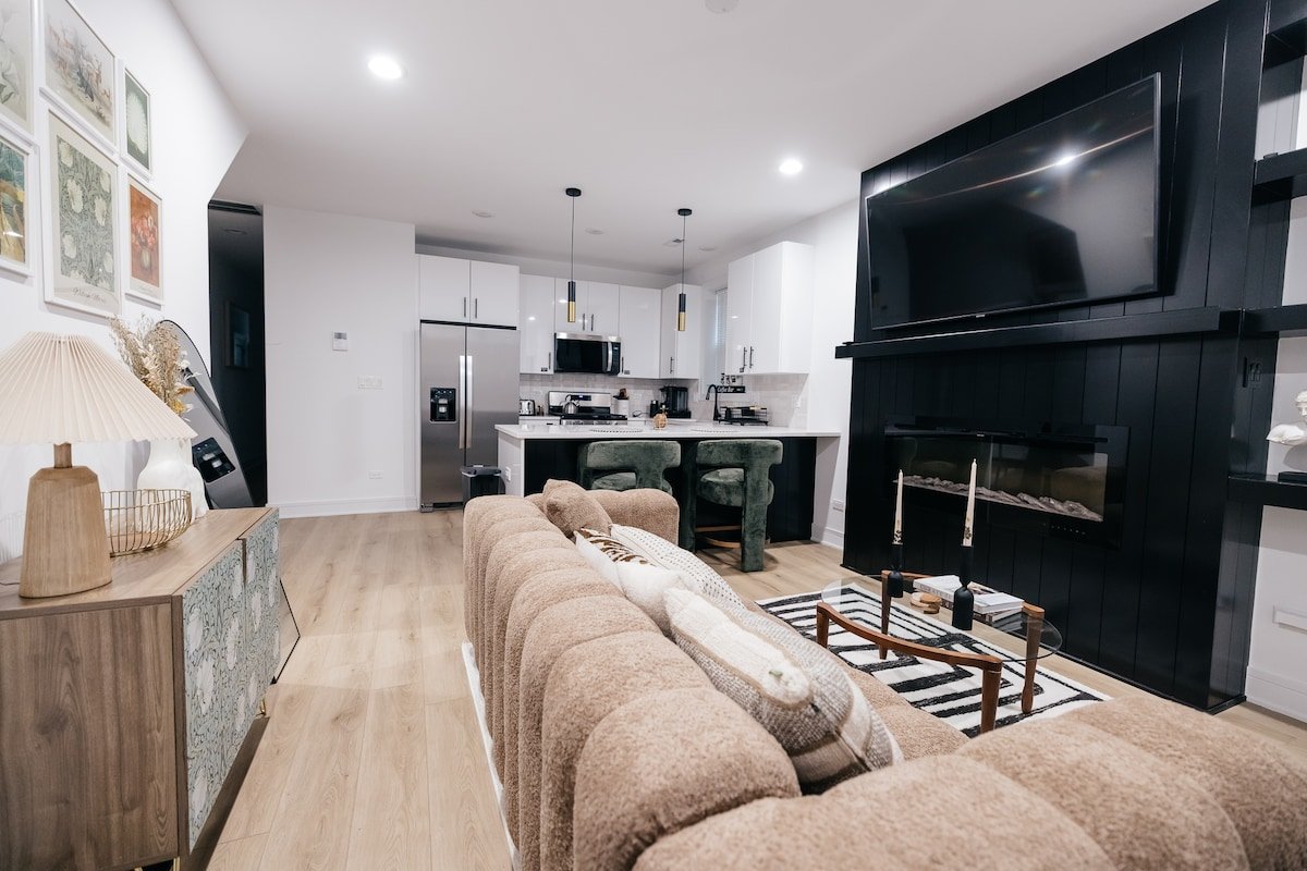 Parisian Retreat near University of Chicago Campus gallery image 2