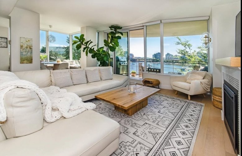 Luxury 3 Brd/3 Bth Waterfront Villa on the Seawall gallery image 2