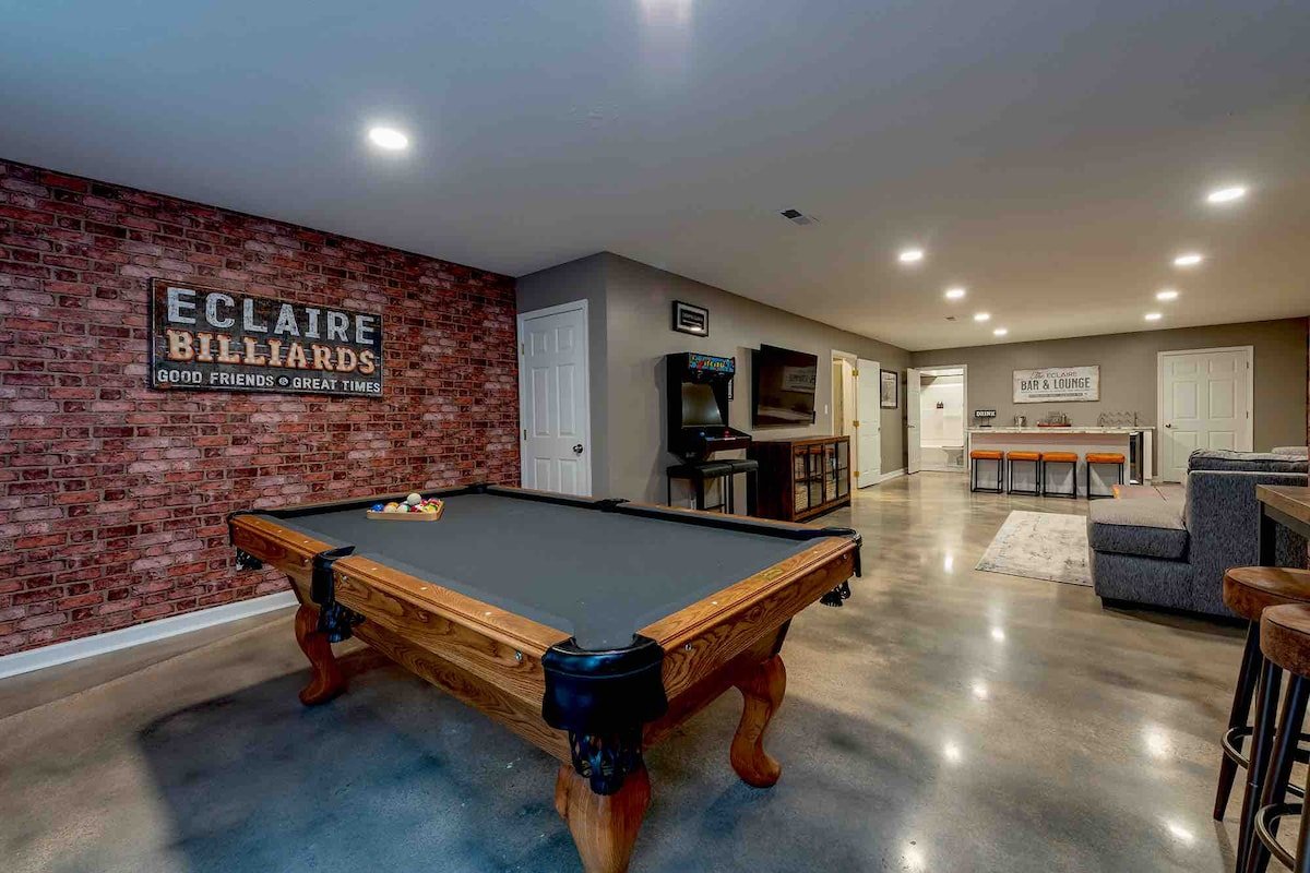 The Eclaire | 4500 sqft 3-Story Home | 16 Guests gallery image 5