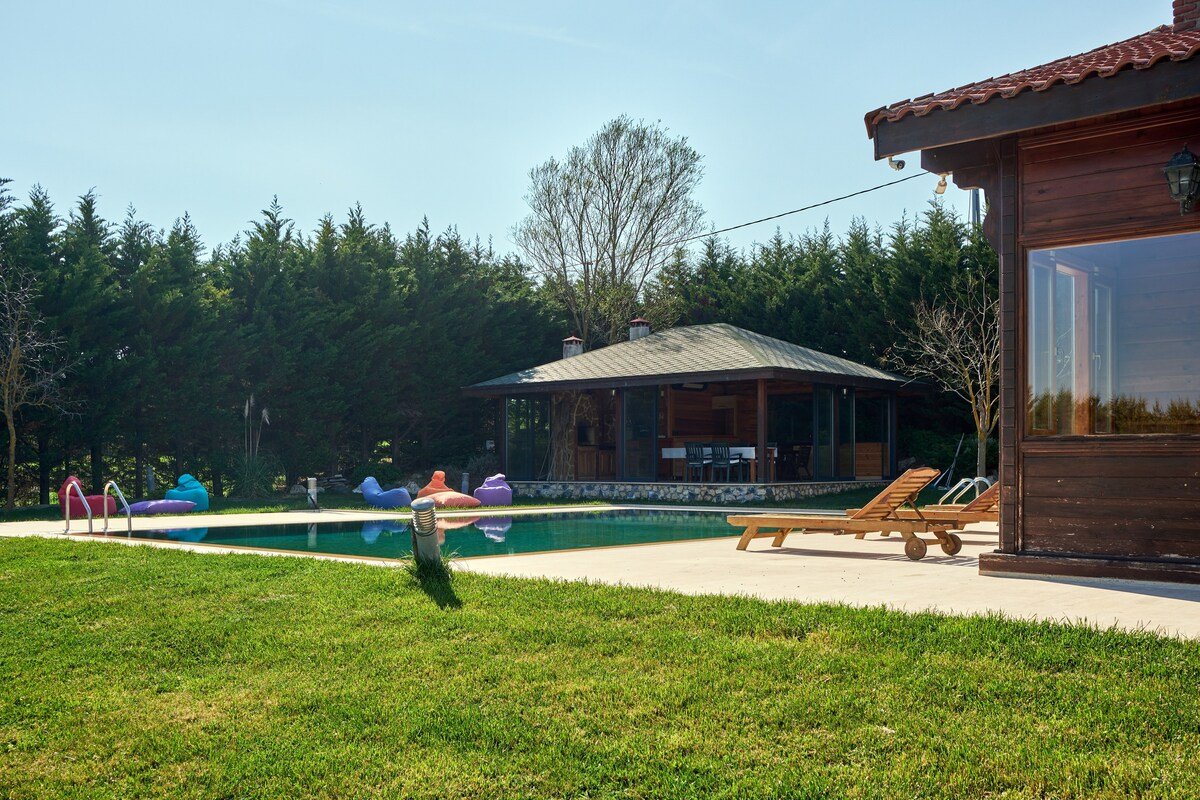 Spacious Exclusive Villa Private Pool & Garden gallery image 4