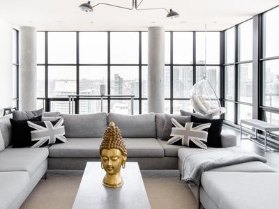 Corner Penthouse with Skyline and Lake View!