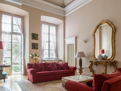 Antica apartment, city center, 4 BDR with garden