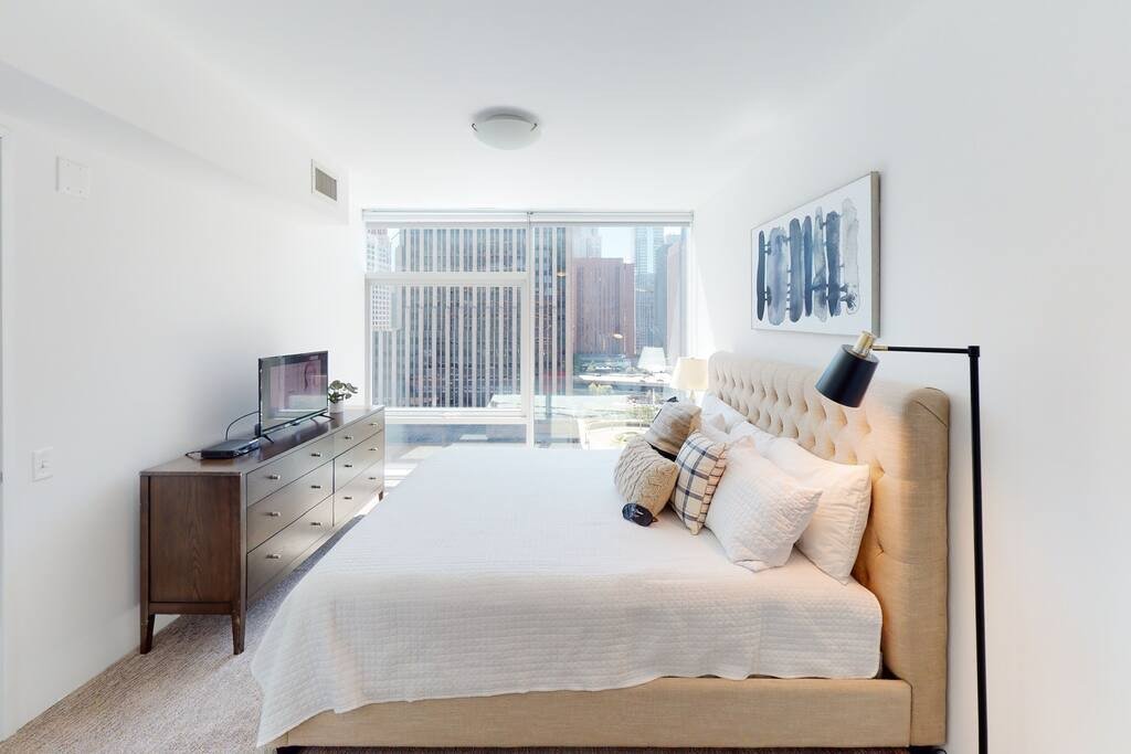 Gorgeous Corner 2 Bedroom off the Magnificent Mile