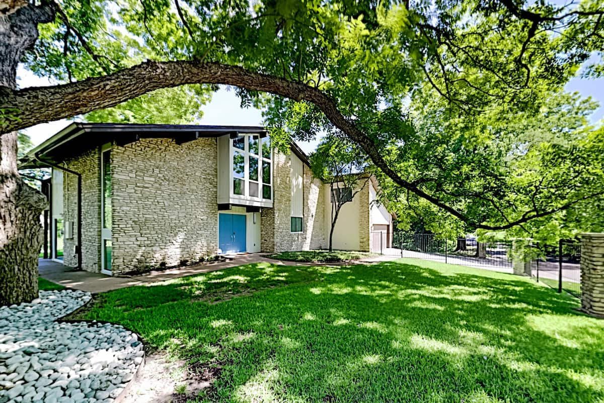 Beautiful Mid-Century Modern Lakehouse gallery image 4