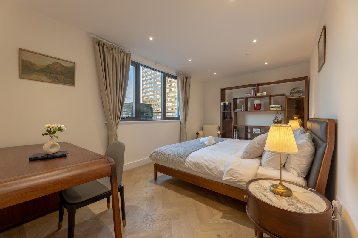 Luxurious 3BED Penthouse in Mcr *Private Terrace* gallery image 5