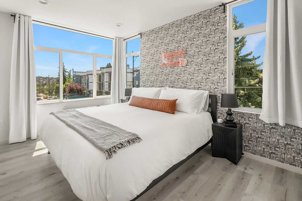 Emerald City Chic 2B/2B | Skyline/Water Views