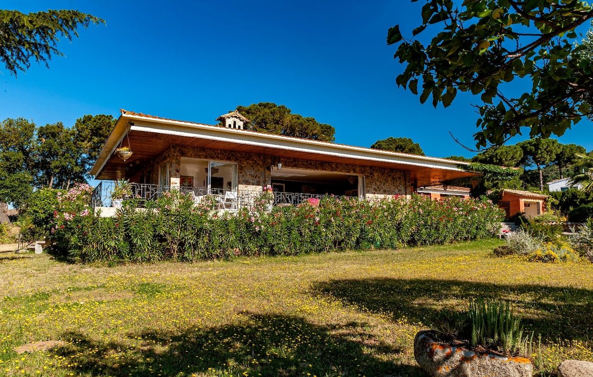 Entre mar y montaña magnifica villa gallery image 3