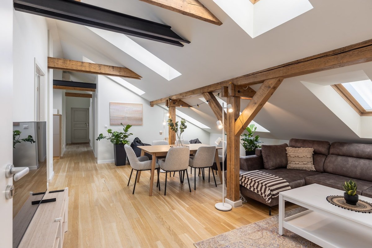 Cozy & Spacious Attic Apartment in Old Town gallery image 2