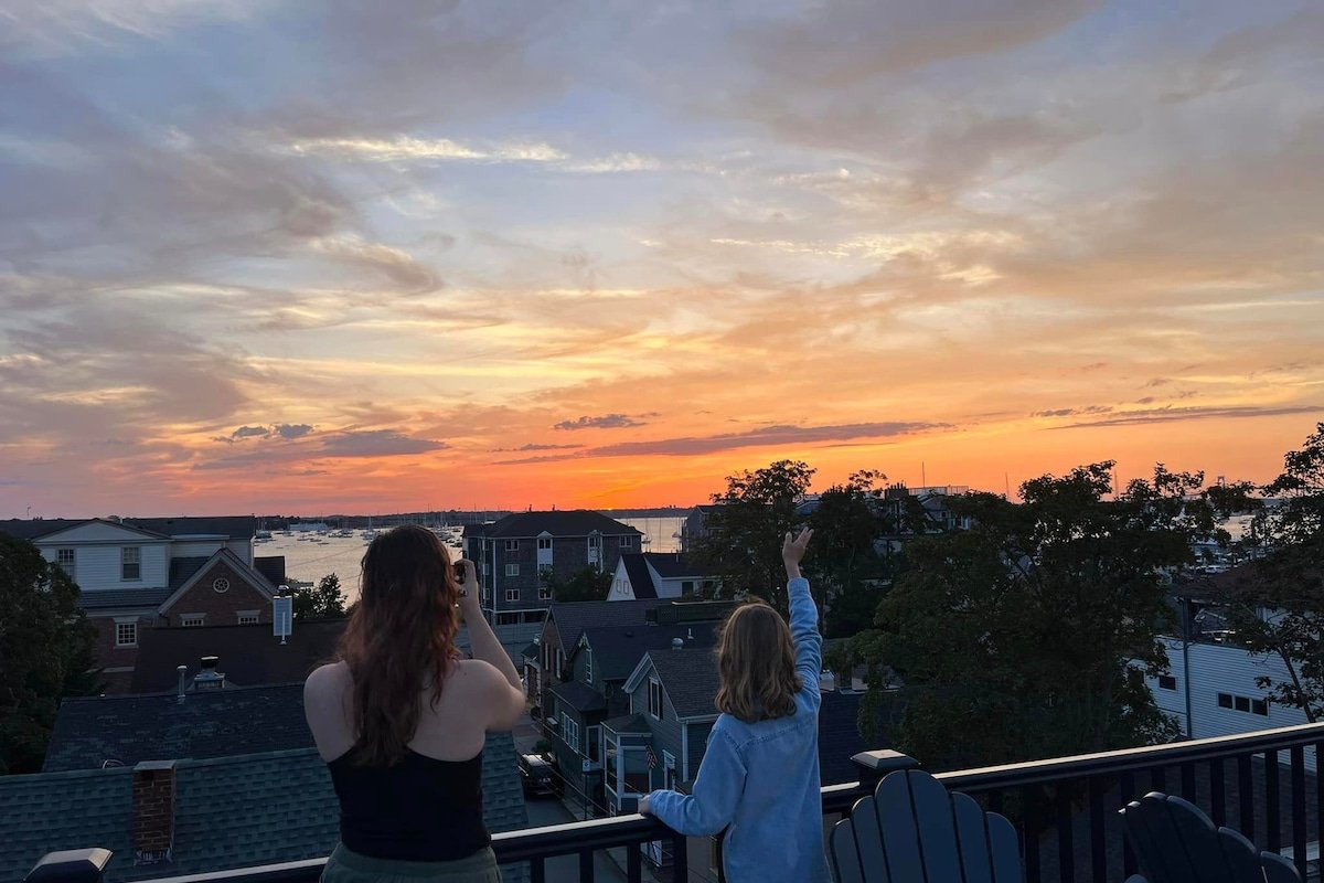 Amazing roof deck-near everything! gallery image 2