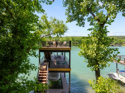 Austin Luxury: Waterfront Living & City Access