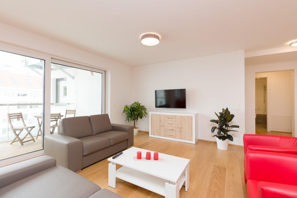 City Center Penthouse: Modern 5BR w/ AC, Riverside gallery image 3