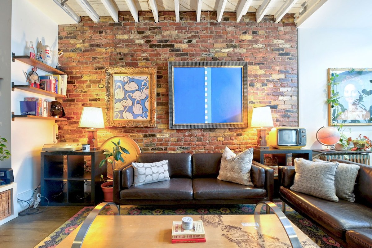 Space & Style in Heart of Toronto w/ Parking gallery image 2