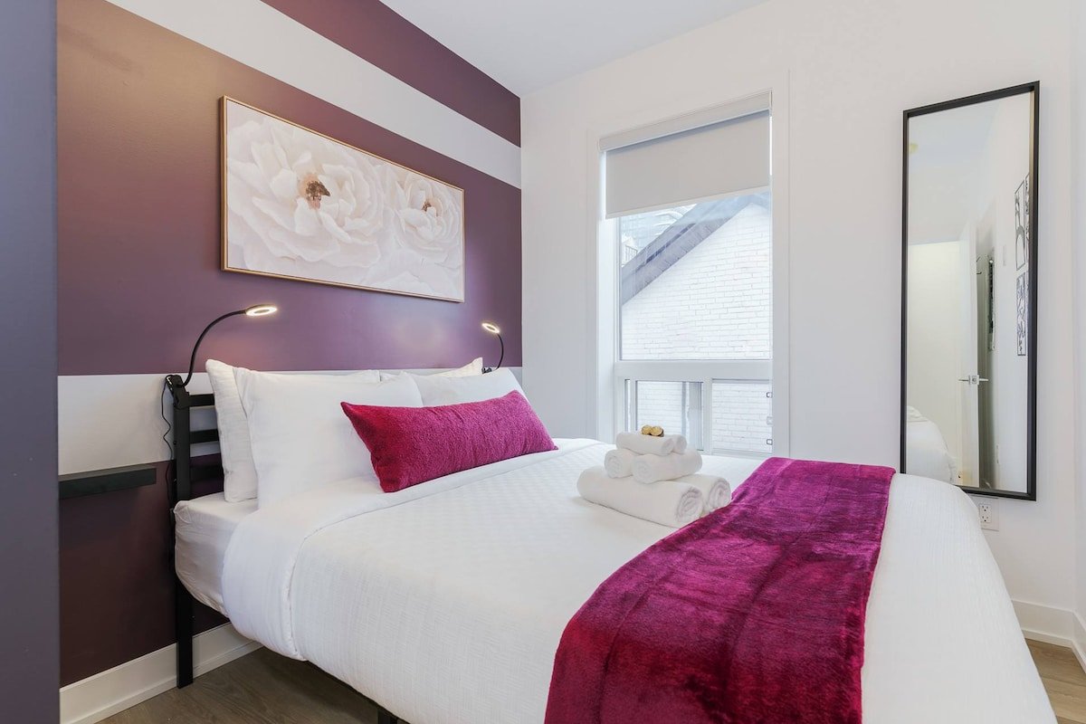 Casa Hotels McCaul | New w/ Workspace & Kitchen gallery image 4