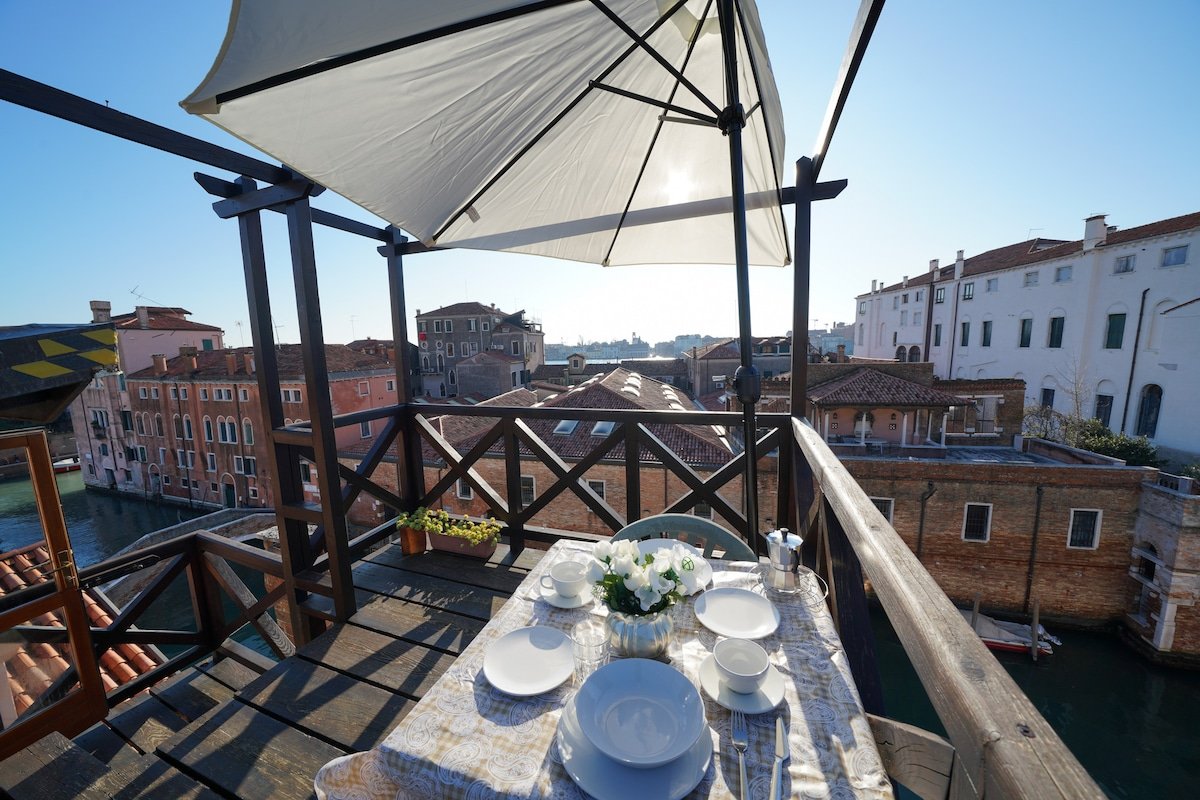 Grande appartamento con tre terrazze. gallery image 2