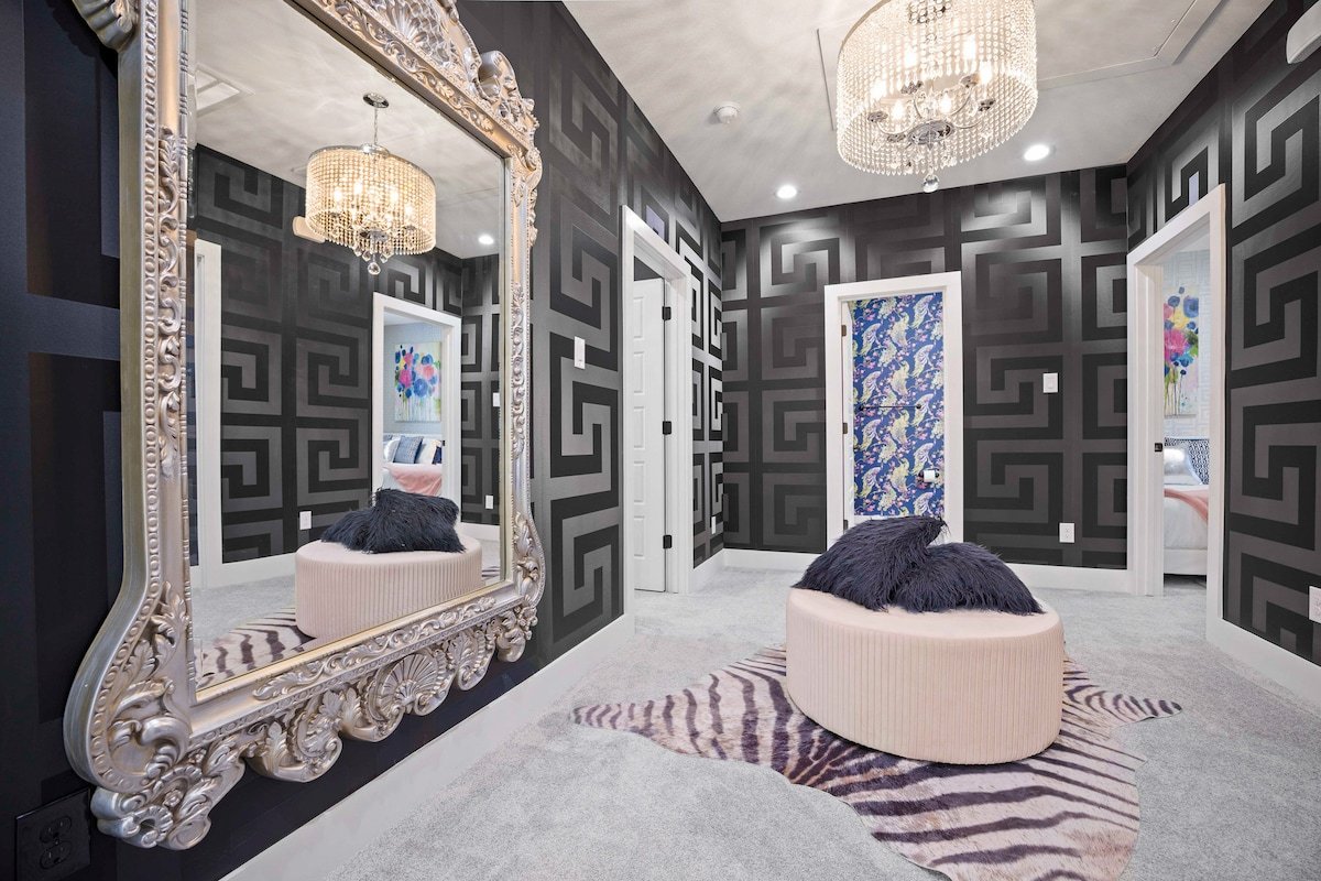 Queen’s Landing – Luxe New “Glam” Home in Dallas! gallery image 5