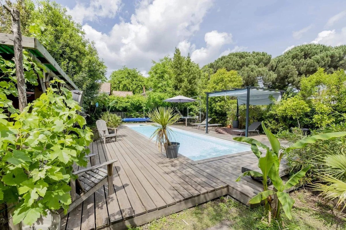 Oasis de tranquillité avec piscine et jardin gallery image 2