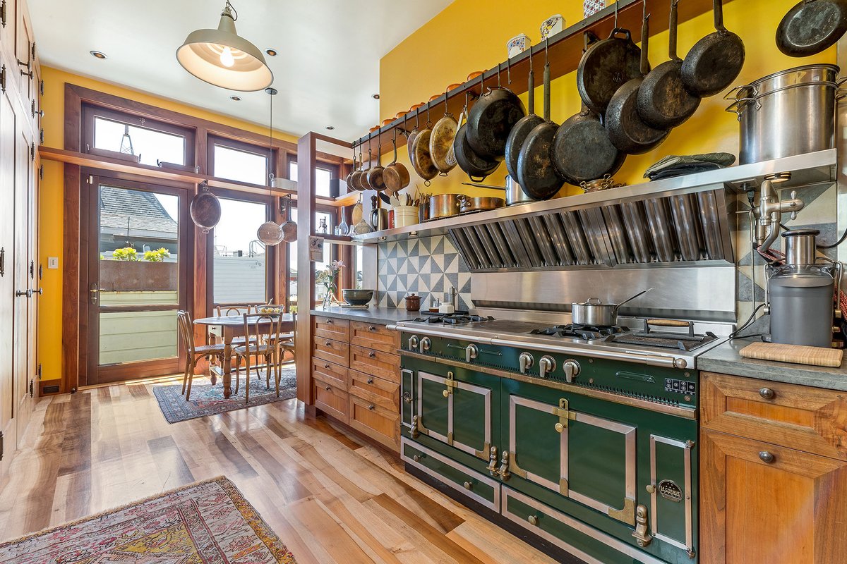 Art-filled Victorian Flat w/French Chef’s Kitchen