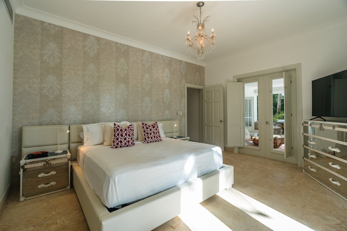 Lovely Villa with Live in Staff gallery image 5