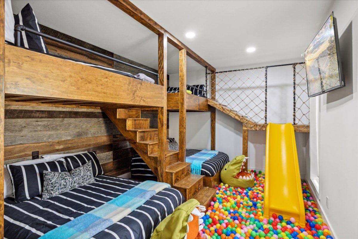 Luxury 8BR Cabin w/Pool, Hot Tub, Views & Arcade gallery image 5