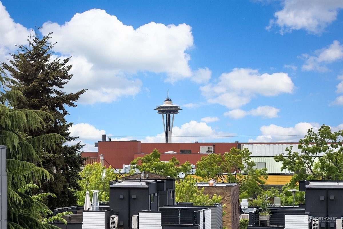 Charmer in Historic Capitol Hill w SpaceNeedleView gallery image 4