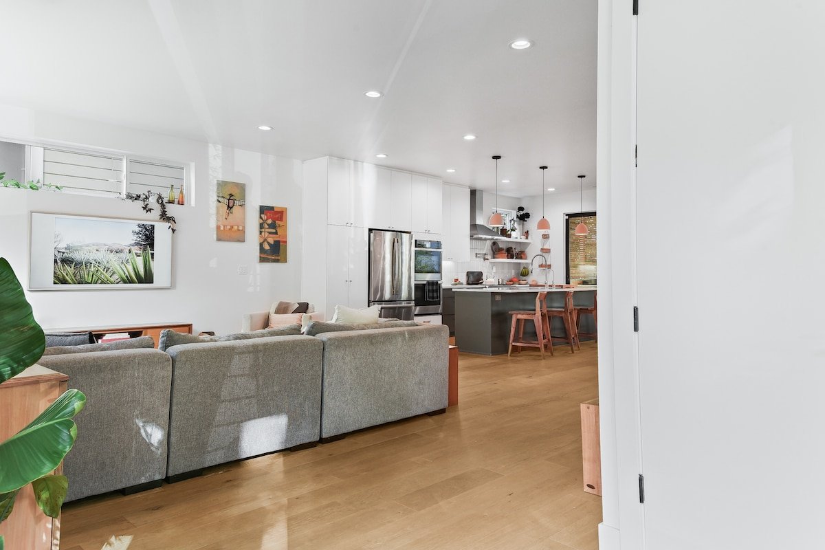 Light-Filled Modern Retreat | PDX Feb–Apr 2026 gallery image 4