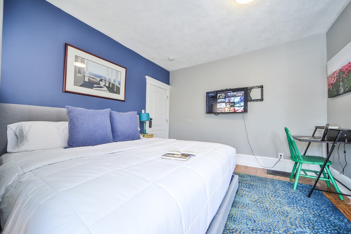 Chic Retreat min2 Downtown Backyard FreePrkg gallery image 3